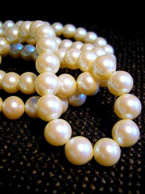 https://upload.wikimedia.org/wikipedia/commons/thumb/a/af/White_pearl_necklace.jpg/300px-White_pearl_necklace.jpg