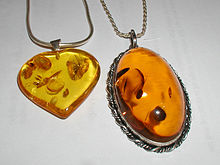 https://upload.wikimedia.org/wikipedia/commons/thumb/4/41/Amber.pendants.800pix.050203.jpg/220px-Amber.pendants.800pix.050203.jpg